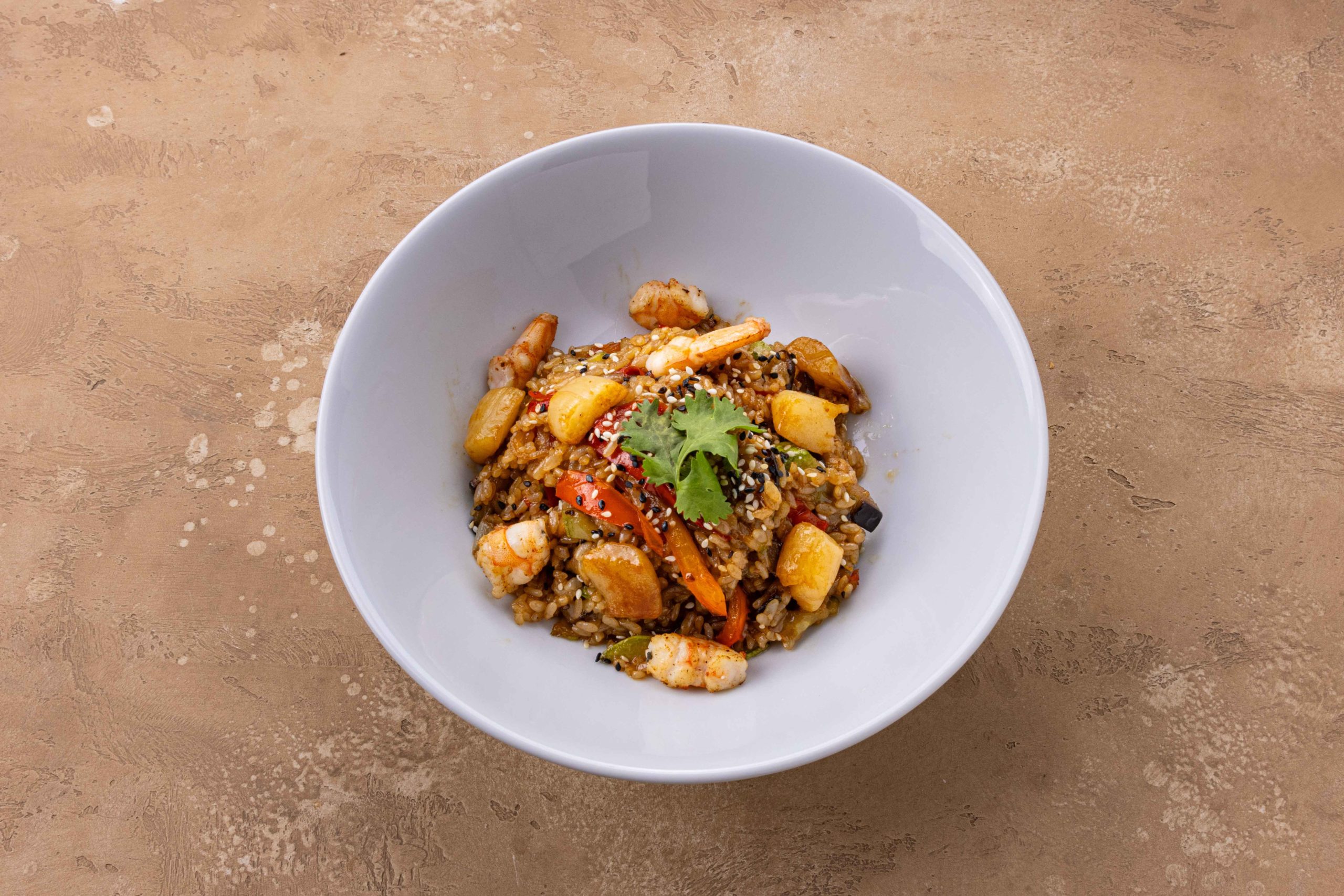 Wok рис с креветками и гребешком